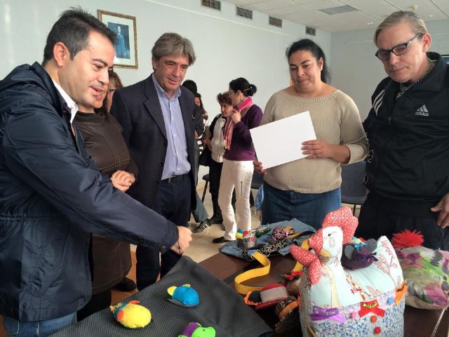 Entrega de diplomas a los alumnos y alumnas del Taller de Costura - 3, Foto 3