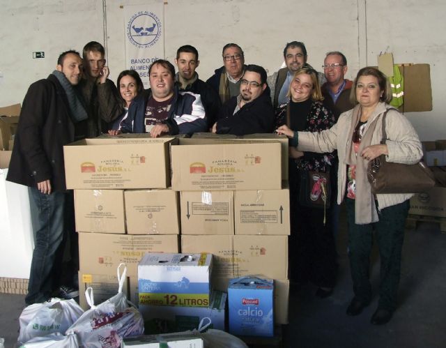 Las personas con discapacidad intelectual y sus familias donan alimentos, ropa y juguetes por medio de las asociaciones de FEAPS Región de Murcia, Foto 2