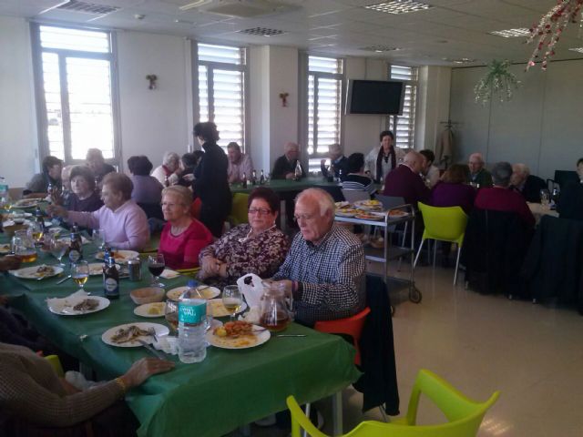 Los usuarios de los cursos de gerontogimnasia torreños, de comida navideña de convivencia - 1, Foto 1