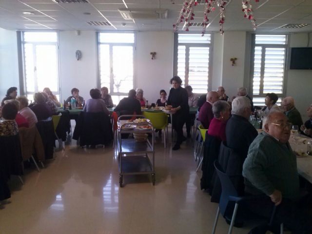 Los usuarios de los cursos de gerontogimnasia torreños, de comida navideña de convivencia - 2, Foto 2