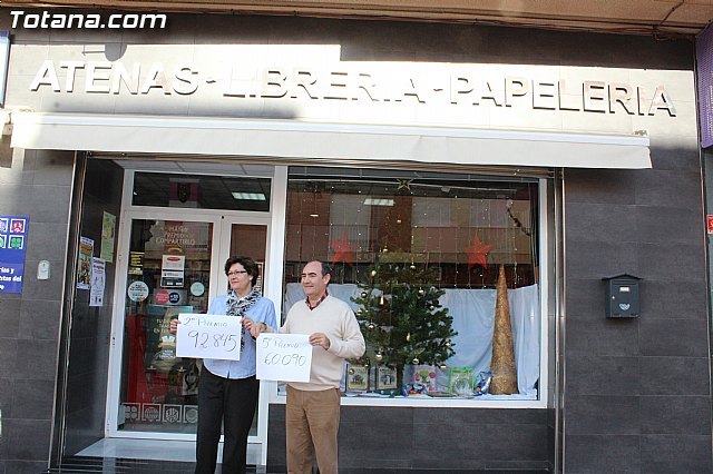La librería Atenas de Totana reparte el segundo y uno de los quintos premios del Sorteo Extraordinario de Lotería de Navidad, Foto 2