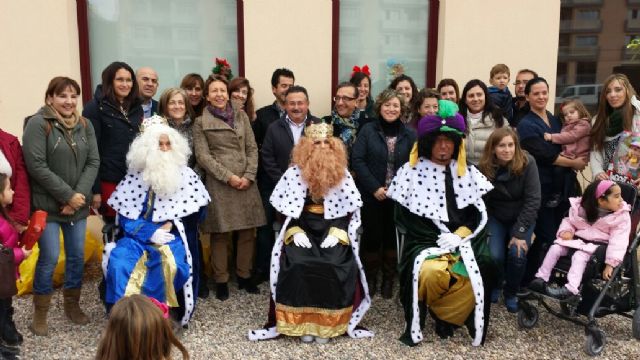 Juventudes Socialistas adelanta la llegada de los Reyes Magos al Centro de Atención Temprana de Lorca - 1, Foto 1