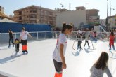 Inaugurada con éxito de acogida la pista navideña de patinaje instalada en puerto de Mazarrón