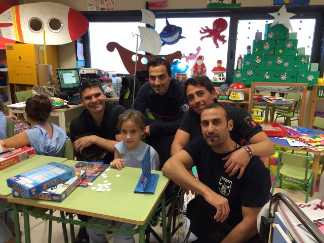 Bomberos de Murcia entregan juguetes educativos a niños ingresados en el Hospital Virgen de la Arrixaca - 1, Foto 1