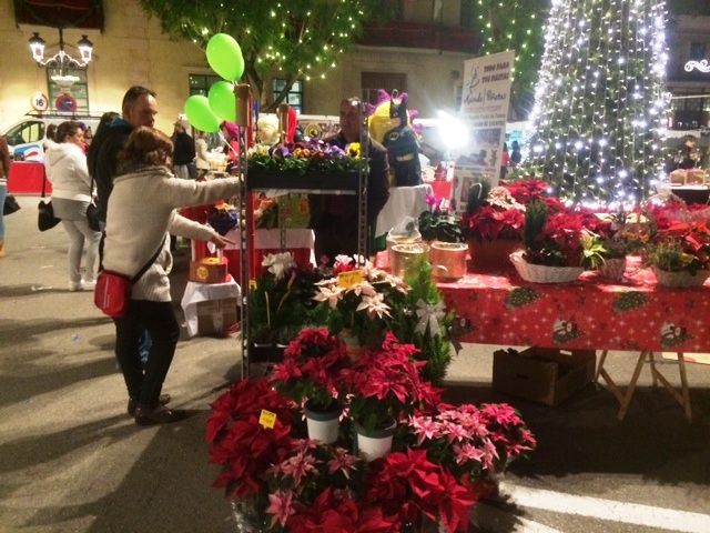 Comerciantes de Totana instalan Mercado de Navidad en la plaza de la Constitución durante toda la jornada dominical - 1, Foto 1
