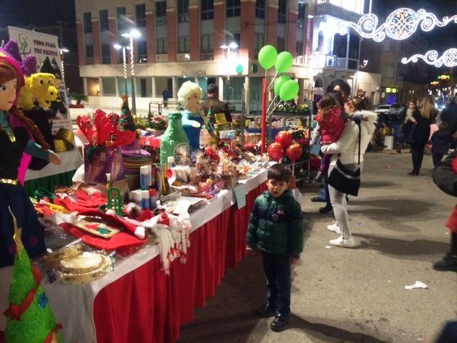 Comerciantes de Totana instalan Mercado de Navidad en la plaza de la Constitución durante toda la jornada dominical - 3, Foto 3