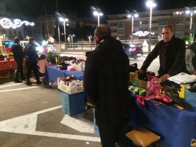 Comerciantes de Totana instalan Mercado de Navidad en la plaza de la Constitución durante toda la jornada dominical, Foto 5