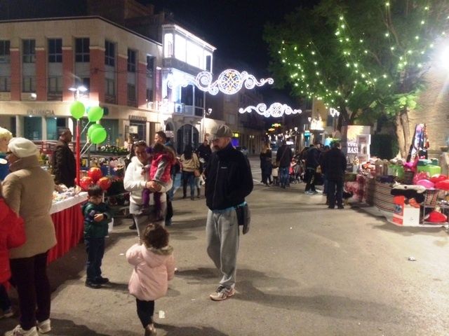 Comerciantes de Totana instalan Mercado de Navidad en la plaza de la Constitución durante toda la jornada dominical, Foto 6