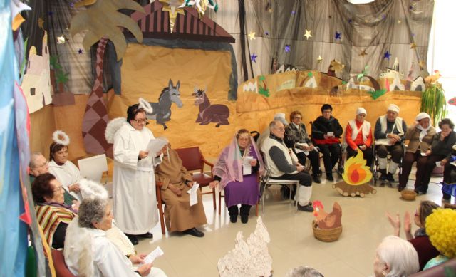 Los mayores del Centro de Día realizan un Belén Viviente - 1, Foto 1