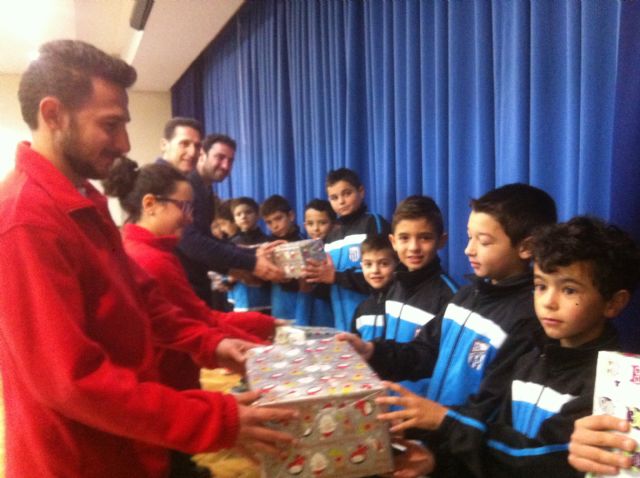 El Lorca Fútbol Base entrega a Cruz Roja casi 600 juguetes para los niños y niñas más desfavorecidos - 1, Foto 1