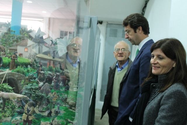 El consejero de Industria entrega la distinción ´Maestro Artesano Honorífico´ a Juan Antonio Garre, tras más de 50 años montando el belén de Alquerías - 1, Foto 1