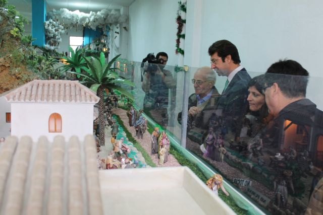 El consejero de Industria entrega la distinción ´Maestro Artesano Honorífico´ a Juan Antonio Garre, tras más de 50 años montando el belén de Alquerías - 2, Foto 2
