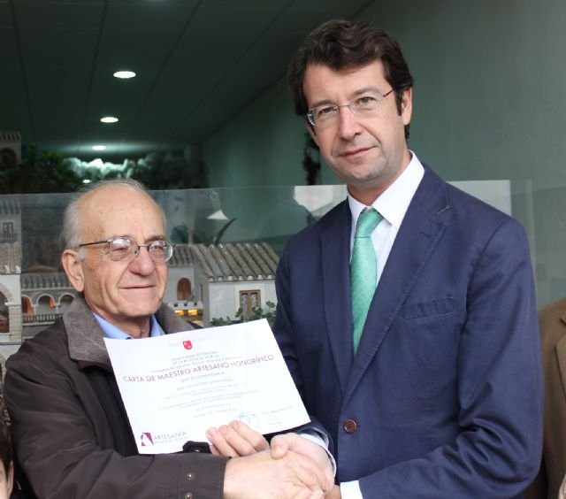 El consejero de Industria entrega la distinción ´Maestro Artesano Honorífico´ a Juan Antonio Garre, tras más de 50 años montando el belén de Alquerías - 3, Foto 3