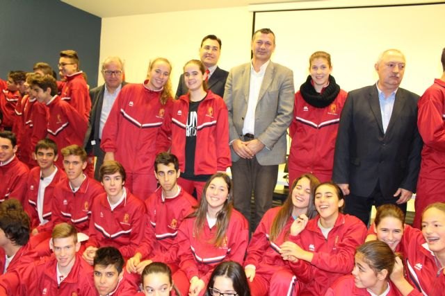 La Comunidad entrega 108 equipaciones a los deportistas de las selecciones autonómicas de balonmano y baloncesto infantil y cadete - 1, Foto 1