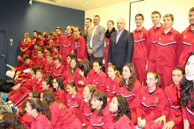 La Comunidad entrega 108 equipaciones a los deportistas de las selecciones autonómicas de balonmano y baloncesto infantil y cadete - 2, Foto 2