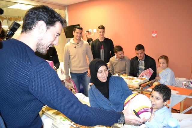 Jugadores de la selección murciana, con los niños de la Arrixaca - 2, Foto 2