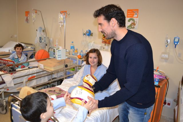 Jugadores de la selección murciana, con los niños de la Arrixaca - 3, Foto 3