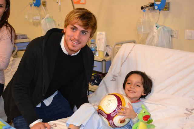 Jugadores de la selección murciana, con los niños de la Arrixaca - 5, Foto 5