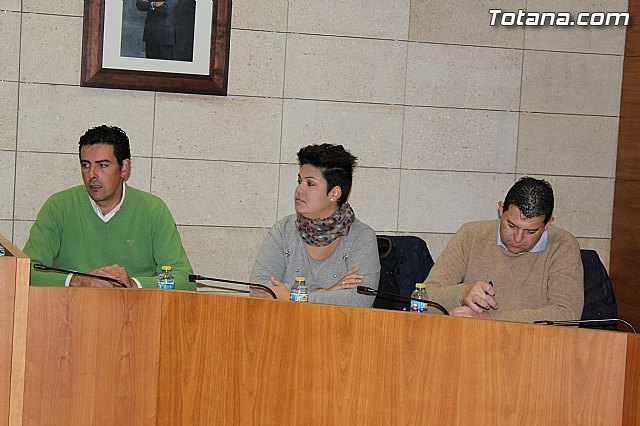 Los servicios jurídicos del PSOE están preparando una denuncia ante la Fiscalía para que investigue y determine si existe algún tipo de responsabilidad penal en el tema de los vehículos municipales sin seguro, Foto 2