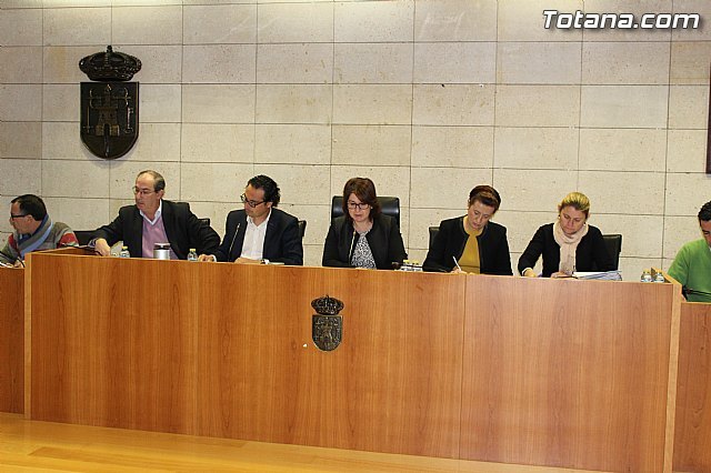 Los servicios jurídicos del PSOE están preparando una denuncia ante la Fiscalía para que investigue y determine si existe algún tipo de responsabilidad penal en el tema de los vehículos municipales sin seguro, Foto 3