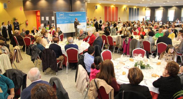 Multitudinaria comida navideña del Partido Popular de Puerto Lumbreras con recogida solidaria de alimentos y juguetes - 1, Foto 1
