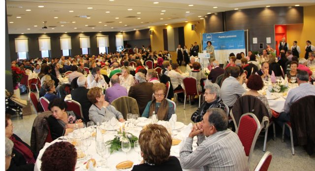 Multitudinaria comida navideña del Partido Popular de Puerto Lumbreras con recogida solidaria de alimentos y juguetes - 2, Foto 2