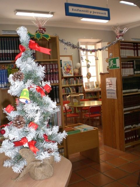 La Biblioteca municipal se prepara para la Navidad realizando una selección especializada de lecturas, Foto 4
