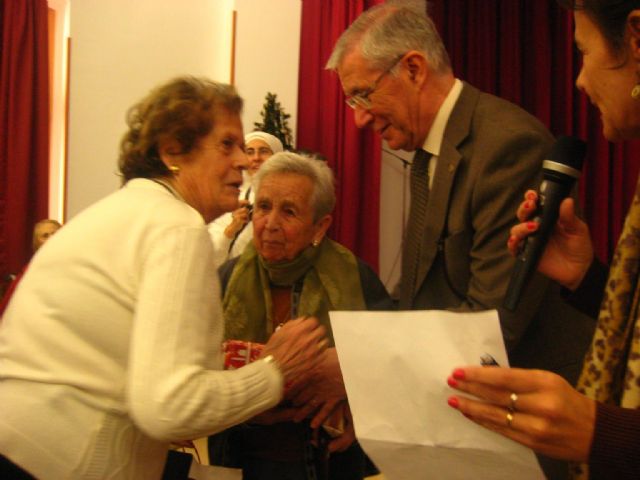 Asociaciones de Mayores de Cartagena obsequian con regalos a sesenta ancianos - 5, Foto 5