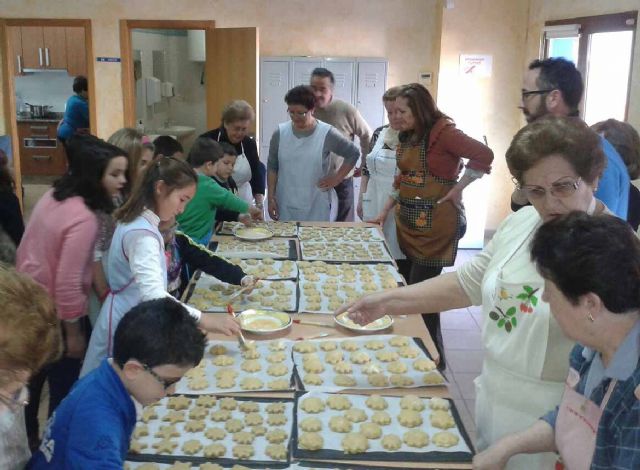 El Centro Joven y el de Personas Mayores colaboran en el taller de dulces navideños - 1, Foto 1