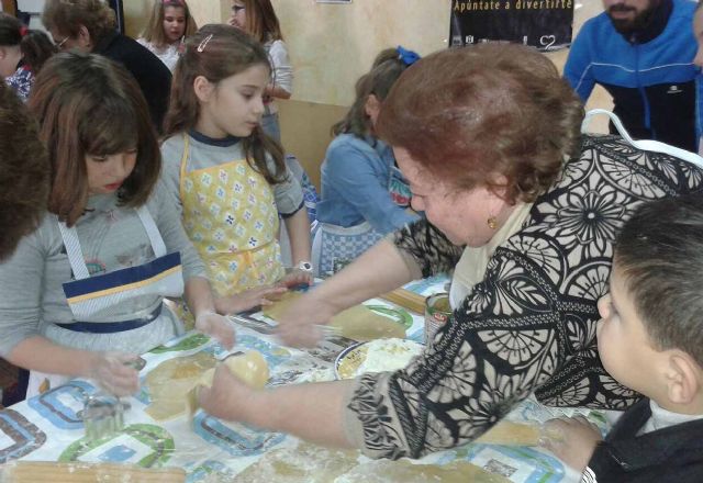 El Centro Joven y el de Personas Mayores colaboran en el taller de dulces navideños - 2, Foto 2