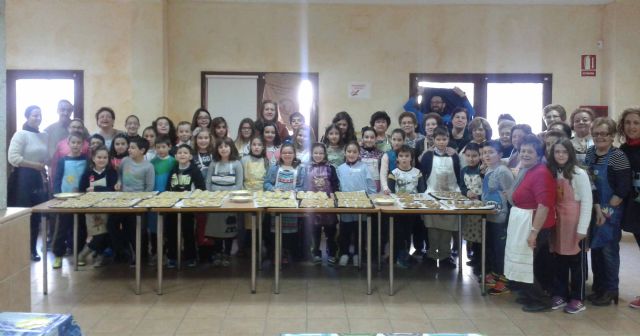 El Centro Joven y el de Personas Mayores colaboran en el taller de dulces navideños - 3, Foto 3