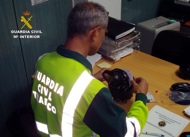 La Guardia Civil intercepta al conductor de un camión articulado de gran tonelaje con el tacógrafo manipulado - 1, Foto 1