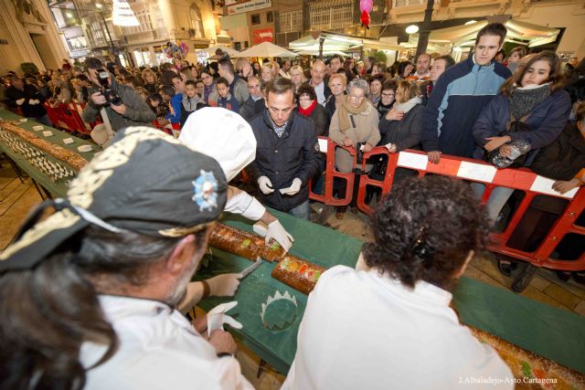 Un Roscón de Reyes Gigante rodeó la plaza del Ayuntamiento - 2, Foto 2