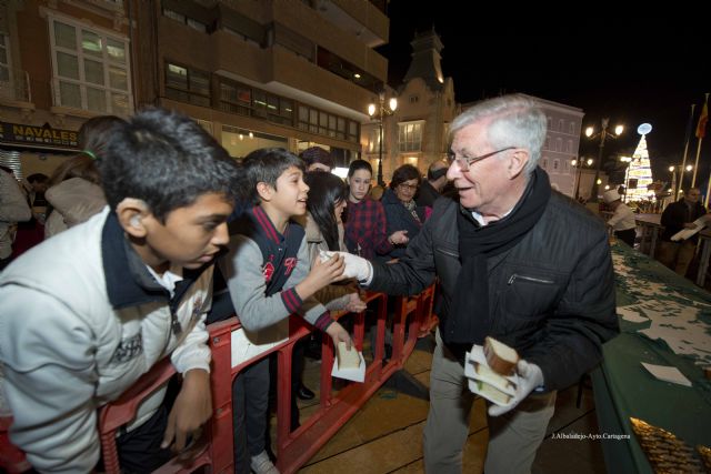 Un Roscón de Reyes Gigante rodeó la plaza del Ayuntamiento - 4, Foto 4