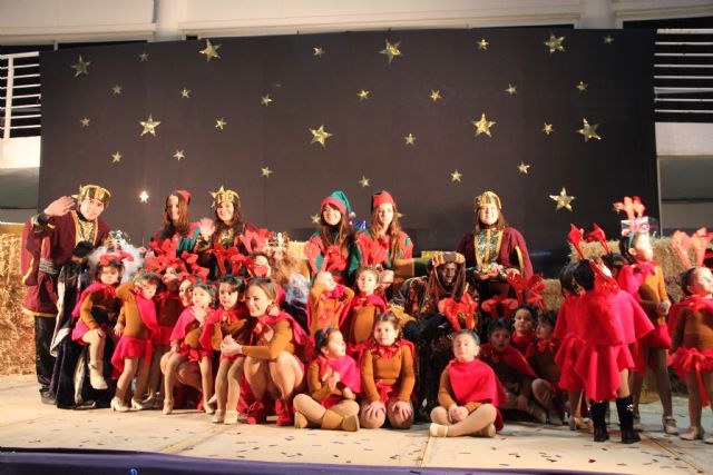 Los Reyes Magos llegan hasta Puerto Lumbreras repartiendo regalos. 2015 - 2, Foto 2