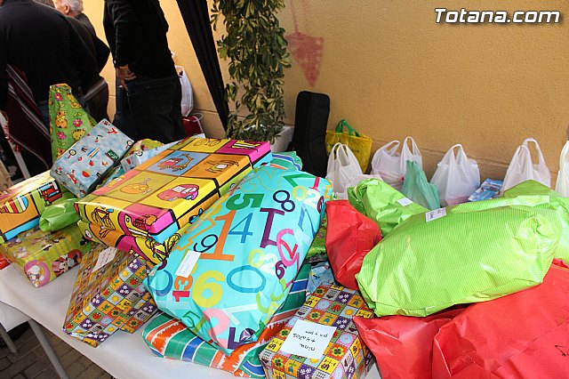 El II desayuno solidario a beneficio de Critas recaud unos 200 Kg de comida y ms de 100 juguetes - 2