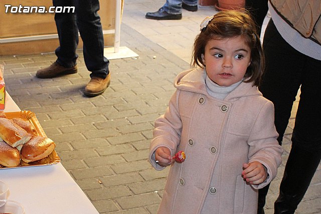 El II desayuno solidario a beneficio de Critas recaud unos 200 Kg de comida y ms de 100 juguetes - 6