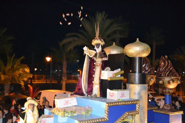 Los Reyes Magos desembarcan en Lo Pagán para repartir ilusión entre los pequeños pinatarenses - 1, Foto 1