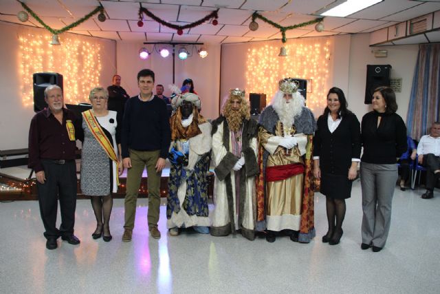 Los Reyes Magos visitan el Centro de Mayores, Foto 1