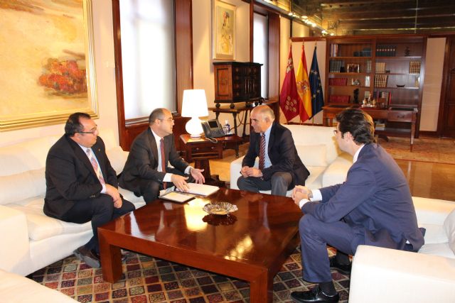 El jefe del Ejecutivo regional recibe al presidente de la Cámara de Comercio de Cartagena - 1, Foto 1