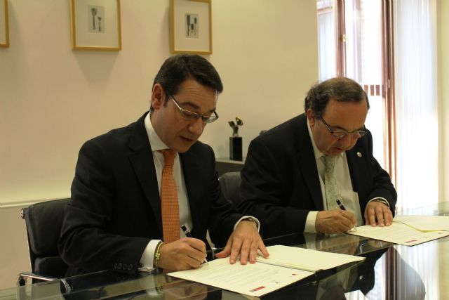 Firma del convenio entre la Consejería de Presidencia y la UMU para realizar prácticas y proyectos de investigación en el Centro de Alto Rendimiento - 1, Foto 1