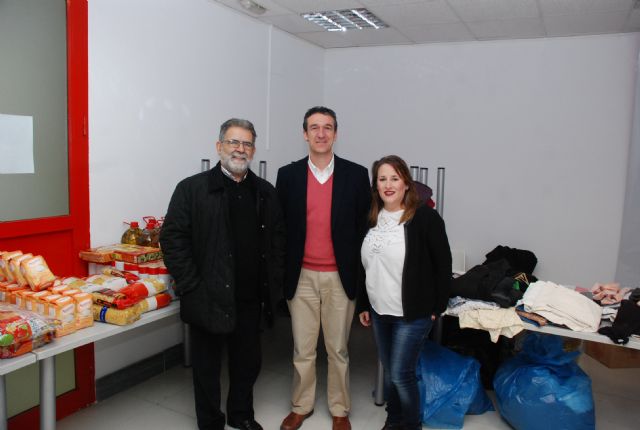 El PSOE Lorquino entrega la ropa y alimentos recogidos durante la campaña Navidad Solidaria 2014 - 1, Foto 1