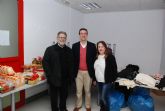 El PSOE Lorquino entrega la ropa y alimentos recogidos durante la campaña 'Navidad Solidaria 2014'