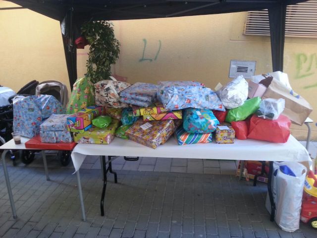 El II desayuno solidario a beneficio de Critas recaud unos 200 Kg de comida y ms de 100 juguetes - 14