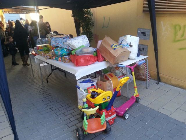 El II desayuno solidario a beneficio de Critas recaud unos 200 Kg de comida y ms de 100 juguetes - 16