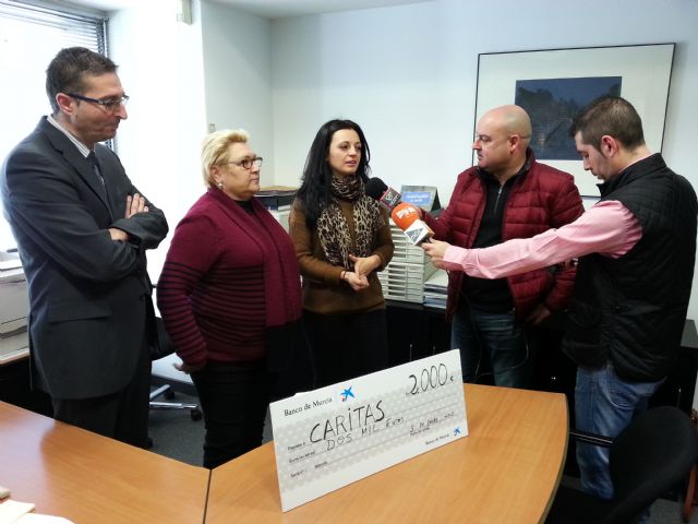 Obra Social La Caixa entrega 2.000 euros a Cáritas de Santa María Magdalena - 2, Foto 2