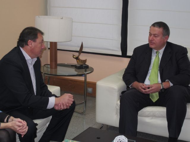 El consejero de Fomento, Obras Públicas y Ordenación del Territorio recibe al alcalde de Ceutí - 1, Foto 1