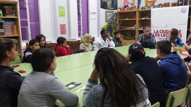 Heinz Delam conversa con los jóvenes de los centros interculturales - 1, Foto 1