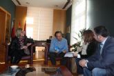 El Alcalde recibe a la presidenta de la asociacin de Espondilitis de Murcia