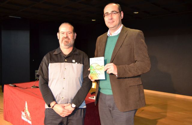 El artista aguileño Caín Quiñonero presenta su libro Comillas y Paréntesis - 2, Foto 2